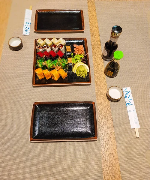 Set Mare Rulouri Colorate Orez Sushi Rom Restaurant Japonez — Fotografie, imagine de stoc