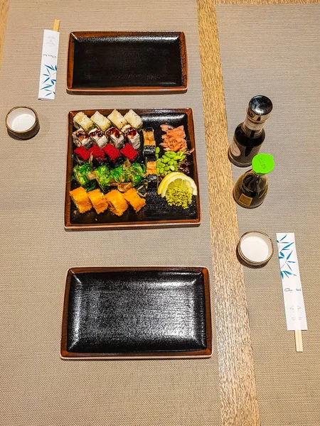 Большой Набор Разноцветных Рисовых Булочек Суши Японском Ресторане — стоковое фото