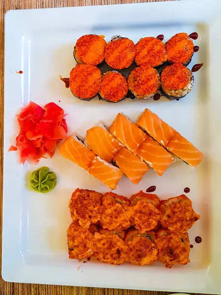 Set Mare Rulouri Colorate Orez Sushi Rom Restaurant Japonez — Fotografie, imagine de stoc