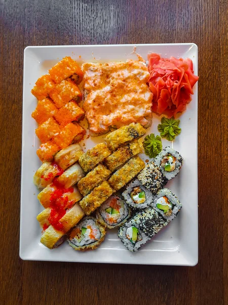Set Mare Rulouri Colorate Orez Sushi Rom Restaurant Japonez — Fotografie, imagine de stoc