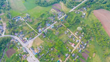 Letonya 'daki Akniste' de İHA 'dan hava görüntüsü. Küçük kasaba arazileri ve ormanlardaki güzel manzaralar..