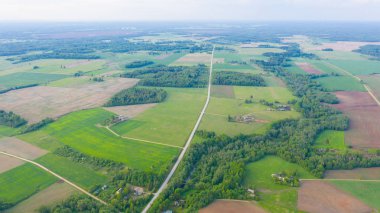 Letonya 'daki Akniste' de İHA 'dan hava görüntüsü. Küçük kasaba arazileri ve ormanlardaki güzel manzaralar..