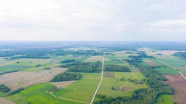 Letonya 'daki Akniste' de İHA 'dan hava görüntüsü. Küçük kasaba arazileri ve ormanlardaki güzel manzaralar..