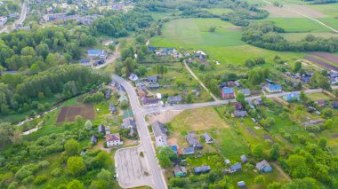 Letonya 'daki Akniste' de İHA 'dan hava görüntüsü. Küçük kasaba arazileri ve ormanlardaki güzel manzaralar..