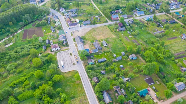 Letonya 'daki Akniste' de İHA 'dan hava görüntüsü. Küçük kasaba arazileri ve ormanlardaki güzel manzaralar..