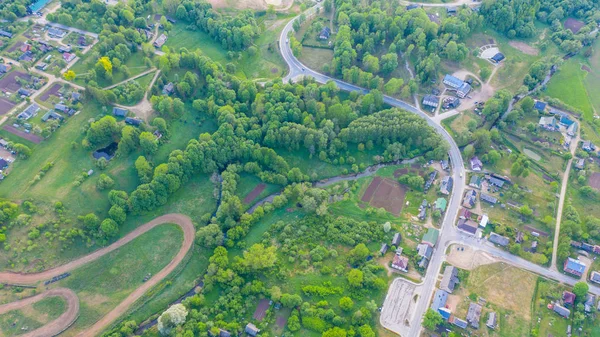 ラトビアのAknisteのドローンからの空中ビュー 小さな町のフィールドや森林の美しい風景 — ストック写真