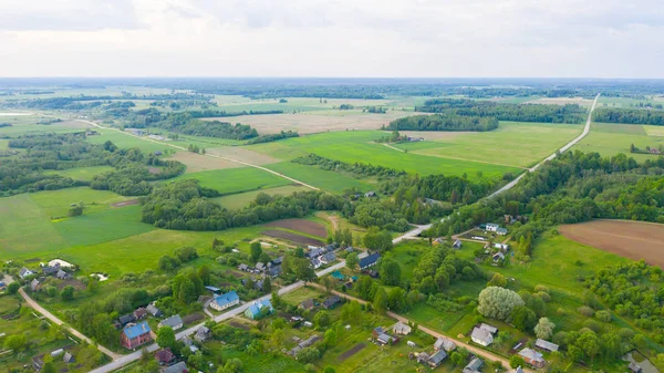 Letonya 'daki Akniste' de İHA 'dan hava görüntüsü. Küçük kasaba arazileri ve ormanlardaki güzel manzaralar..