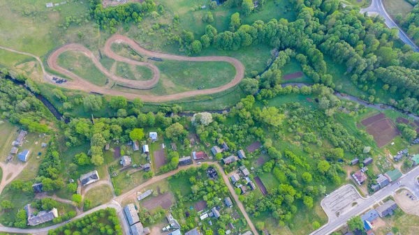 ラトビアのAknisteのドローンからの空中ビュー 小さな町のフィールドや森林の美しい風景 — ストック写真