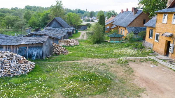 ラトビアのAknisteのドローンからの空中ビュー 小さな町のフィールドや森林の美しい風景 — ストック写真