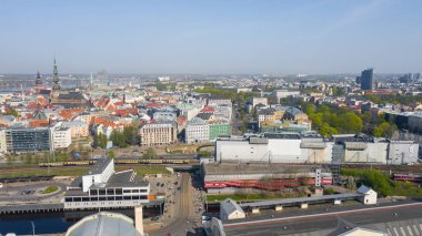 Daugava nehri yanında şehir merkezinde bulunan Riga Central pazarında drone havadan görünümü.
