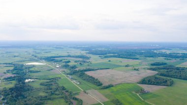 Letonya 'daki Akniste' de İHA 'dan hava görüntüsü. Küçük kasaba arazileri ve ormanlardaki güzel manzaralar..
