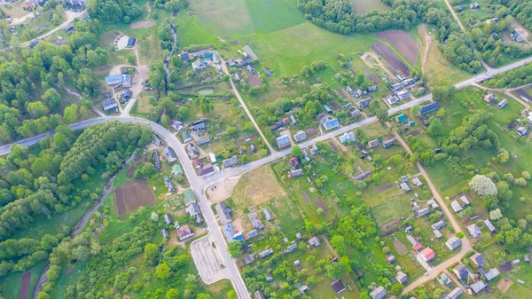 从无人侦察机上俯瞰拉脱维亚的阿克尼斯特 小城镇田野和森林上美丽的风景 — 图库照片