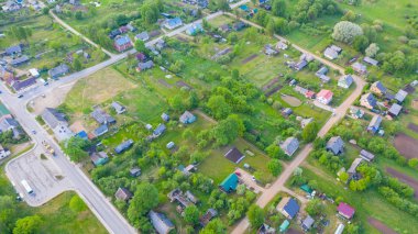 Letonya 'daki Akniste' de İHA 'dan hava görüntüsü. Küçük kasaba arazileri ve ormanlardaki güzel manzaralar..