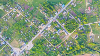 Letonya 'daki Akniste' de İHA 'dan hava görüntüsü. Küçük kasaba arazileri ve ormanlardaki güzel manzaralar..