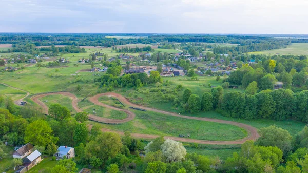 Letonya 'daki Akniste' de İHA 'dan hava görüntüsü. Küçük kasaba arazileri ve ormanlardaki güzel manzaralar..