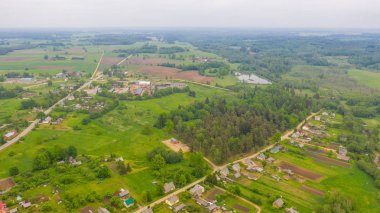 Letonya 'daki Akniste' de İHA 'dan hava görüntüsü. Küçük kasaba arazileri ve ormanlardaki güzel manzaralar..