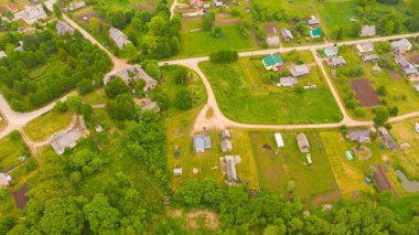 Letonya 'daki Akniste' de İHA 'dan hava görüntüsü. Küçük kasaba arazileri ve ormanlardaki güzel manzaralar..