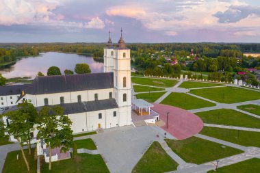 Letonya, Aglona 'daki beyaz Chatolic Kilisesi Bazilikası' ndan güzel hava manzarası, güzel mavi gökyüzü ve beyaz bulutlar akşam üstü gün batımında