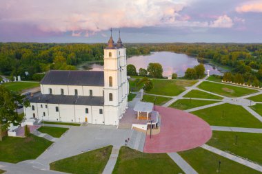 Letonya, Aglona 'daki beyaz Chatolic Kilisesi Bazilikası' ndan güzel hava manzarası, güzel mavi gökyüzü ve beyaz bulutlar akşam üstü gün batımında