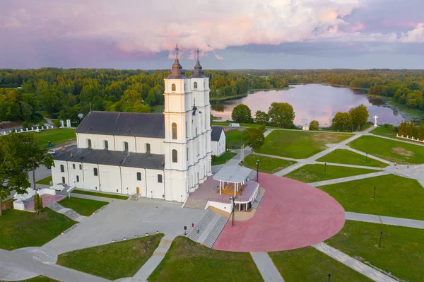 Letonya, Aglona 'daki beyaz Chatolic Kilisesi Bazilikası' ndan güzel hava manzarası, güzel mavi gökyüzü ve beyaz bulutlar akşam üstü gün batımında