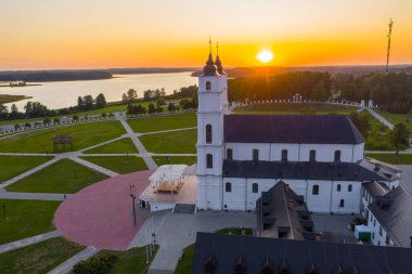 Letonya, Aglona 'daki beyaz Chatolic Kilisesi Bazilikası' ndan güzel hava manzarası, güzel mavi gökyüzü ve beyaz bulutlar akşam üstü gün batımında