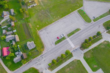 Letonya, Aglona 'daki beyaz Chatolic Kilisesi Bazilikası' ndan güzel hava manzarası, güzel mavi gökyüzü ve beyaz bulutlar akşam üstü gün batımında