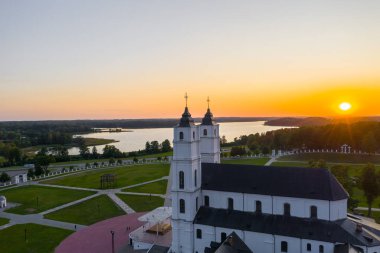 Letonya, Aglona 'daki beyaz Chatolic Kilisesi Bazilikası' ndan güzel hava manzarası, güzel mavi gökyüzü ve beyaz bulutlar akşam üstü gün batımında