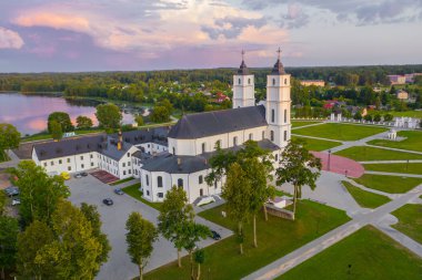 Letonya, Aglona 'daki beyaz Chatolic Kilisesi Bazilikası' ndan güzel hava manzarası, güzel mavi gökyüzü ve beyaz bulutlar akşam üstü gün batımında