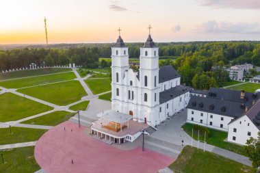Letonya, Aglona 'daki beyaz Chatolic Kilisesi Bazilikası' ndan güzel hava manzarası, güzel mavi gökyüzü ve beyaz bulutlar akşam üstü gün batımında
