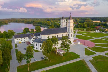 Letonya, Aglona 'daki beyaz Chatolic Kilisesi Bazilikası' ndan güzel hava manzarası, güzel mavi gökyüzü ve beyaz bulutlar akşam üstü gün batımında