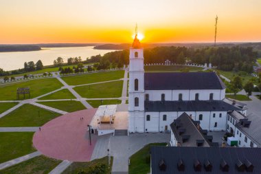Letonya, Aglona 'daki beyaz Chatolic Kilisesi Bazilikası' ndan güzel hava manzarası, güzel mavi gökyüzü ve beyaz bulutlar akşam üstü gün batımında
