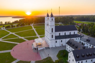 Letonya, Aglona 'daki beyaz Chatolic Kilisesi Bazilikası' ndan güzel hava manzarası, güzel mavi gökyüzü ve beyaz bulutlar akşam üstü gün batımında