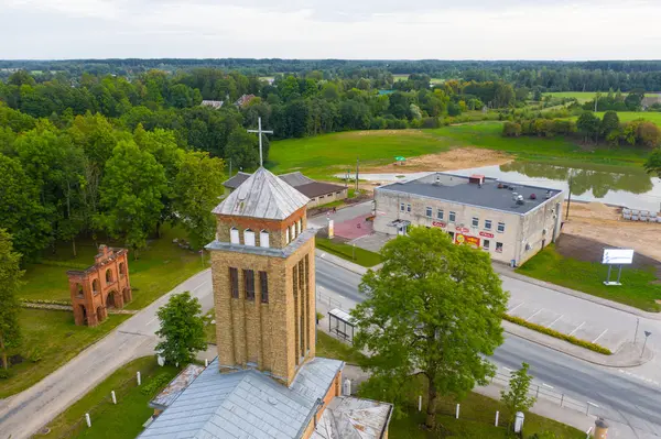 Hermosa Vista Aérea Desde Dron Akniste Letonia Iglesia Católica Soleado — Foto de Stock