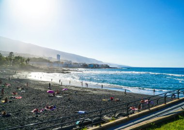 Tenerife, İspanya: Puerto de la Cruz 'da siyah kumlu ünlü plaj Playa Jardin