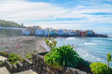 Tenerife, İspanya: Puerto de la Cruz 'da siyah kumlu ünlü plaj Playa Jardin