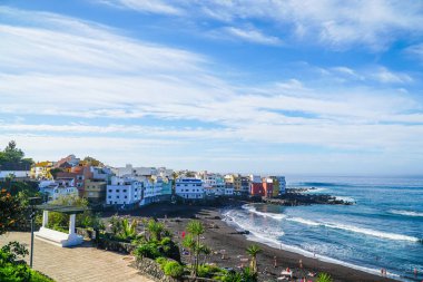 Tenerife, İspanya: Puerto de la Cruz 'da siyah kumlu ünlü plaj Playa Jardin