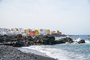 Tenerife, İspanya: Puerto de la Cruz 'da siyah kumlu ünlü plaj Playa Jardin