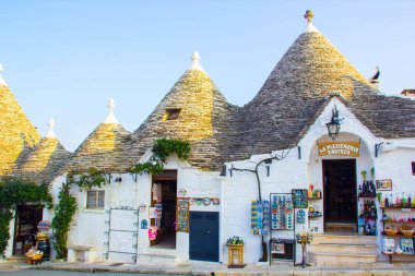 Alberobello, Puglia, İtalya 16 Şubat 2017: Kuru taş duvarlar ve Trulli 'nin konik çatılarıyla inşa edilmiş tipik evler, güzel bir günde, Apulia