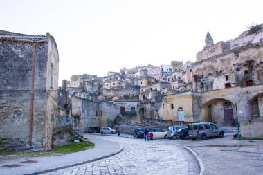 Matera, İtalya: İtalya 'nın Matera kentine tarihi binalarla panoramik manzara. Unesco miras sitesi