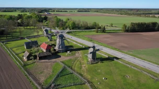 Frumos Video Aerian Panoramic Drone Zburătoare Câmpuri Vară Mori Vânt — Videoclip de stoc