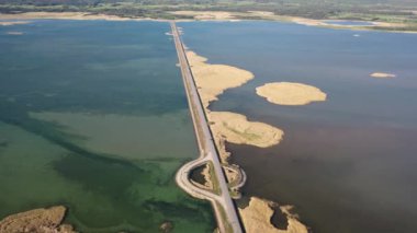 Hava aracından Vinatamma 'ya güzel bir panoramik 4K video Estonya' nın en büyük erişim yoludur. Bu yol Muhu Adası ve Saaremaa Adası 'nı birbirine bağlar. (Seriler)