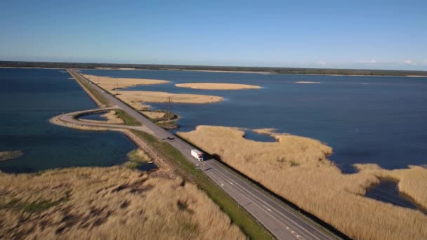 美丽的全景航空4K视频从飞行无人机到Vinatamma是爱沙尼亚最大的通路 这条公路连接Muhu岛和Saaremaa岛 — 图库视频影像
