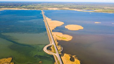 Hava aracından Vinatamma 'ya kadar uzanan güzel panoramik hava manzaralı fotoğraf Estonya' daki en büyük erişim yoludur. Bu yol Muhu Adası ve Saaremaa Adası 'nı birbirine bağlar. (Seriler)