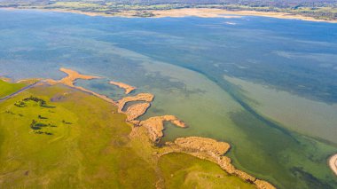 Hava aracından Vinatamma 'ya kadar uzanan güzel panoramik hava manzaralı fotoğraf Estonya' daki en büyük erişim yoludur. Bu yol Muhu Adası ve Saaremaa Adası 'nı birbirine bağlar. (Seriler)