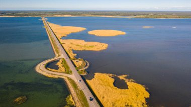 Hava aracından Vinatamma 'ya kadar uzanan güzel panoramik hava manzaralı fotoğraf Estonya' daki en büyük erişim yoludur. Bu yol Muhu Adası ve Saaremaa Adası 'nı birbirine bağlar. (Seriler)