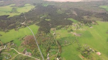 Güneşli ada Muhu, Saare in the Baltic Sea, County, Estonya (Serisi) üzerinde uçan İHA 'dan güzel panoramik 4K video)