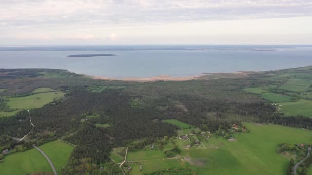 Krásné Panoramatické Letecké Video Létání Drone Přes Slunný Ostrov Muhu — Stock video