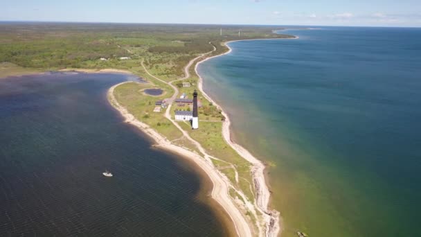 Hermoso Video Panorámico Aéreo Drone Volador Soleado Faro Sorve Faro — Vídeo de stock