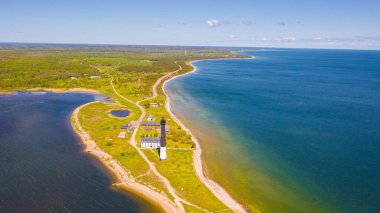 Güneşli Sorve deniz fenerinin üzerinde uçan dron 'dan güzel panoramik hava manzaralı fotoğraf. Saaremaa Adası Estonya 'daki silindirik beton deniz feneri (Seriler)) 