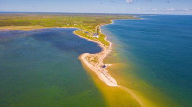 Güneşli Sorve deniz fenerinin üzerinde uçan dron 'dan güzel panoramik hava manzaralı fotoğraf. Saaremaa Adası Estonya 'daki silindirik beton deniz feneri (Seriler)) 